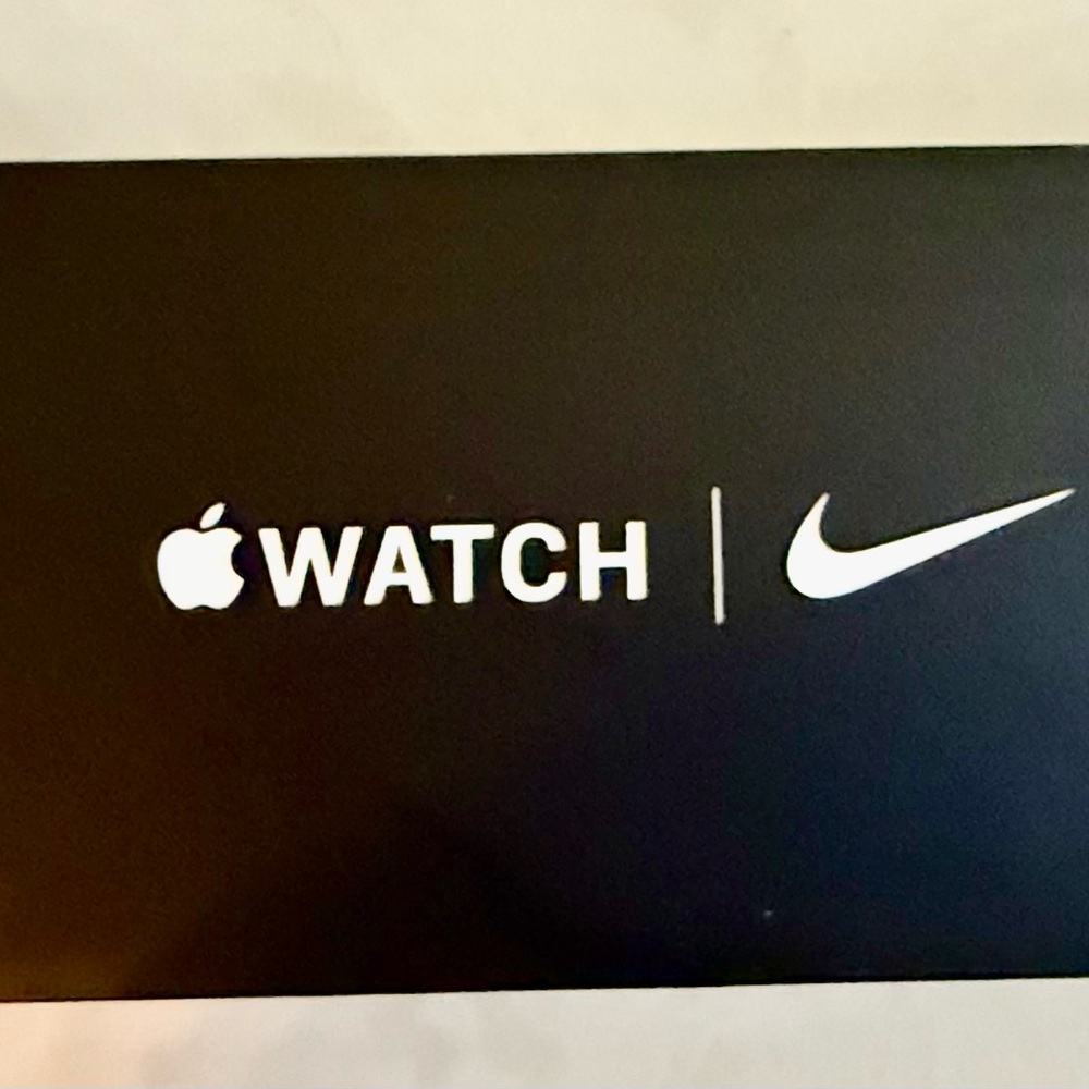 Uses Apple Watch Nike Edition Series 6.